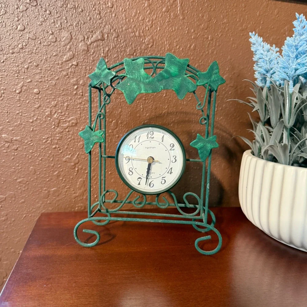 Ingraham Vintage Green Metal Ivy Leaf Desk Clock Quartz Tabletop Decor
